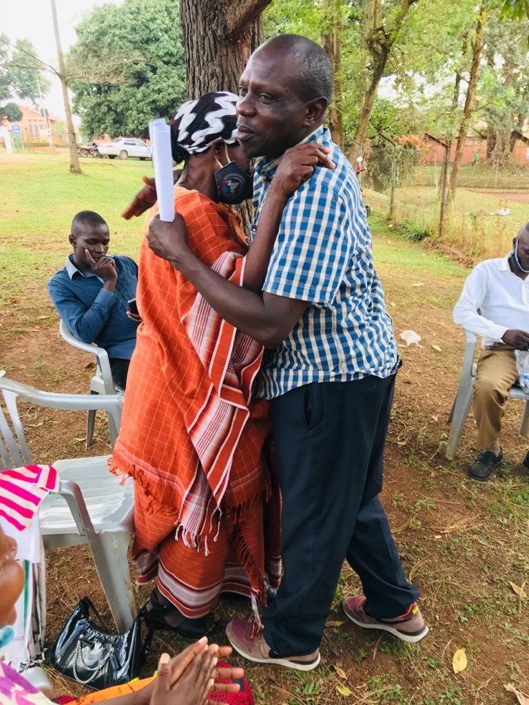 participants of a mediation are hugging after the dispute was resolved together with JCU