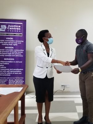 participant of a JCU internal workshop receives his certificate